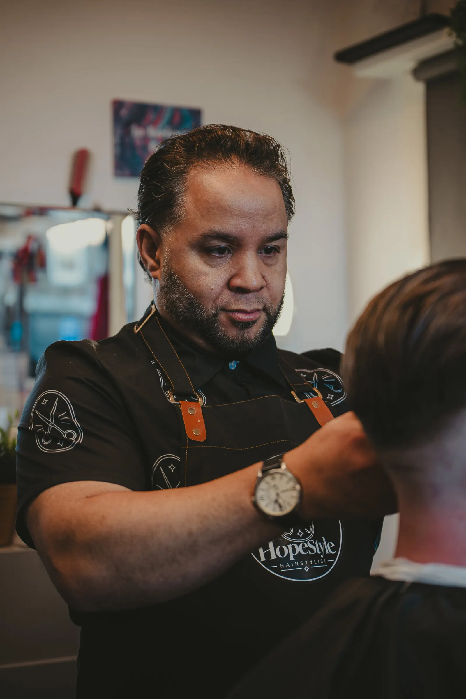 Rufino, The Barber, finishing a fade